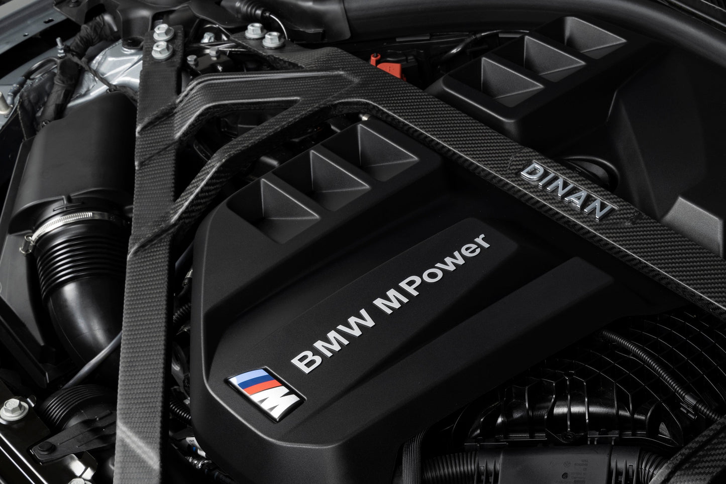 Dinan カーボンストラットタワーブレース (Matte) BMW G8x M3/M4