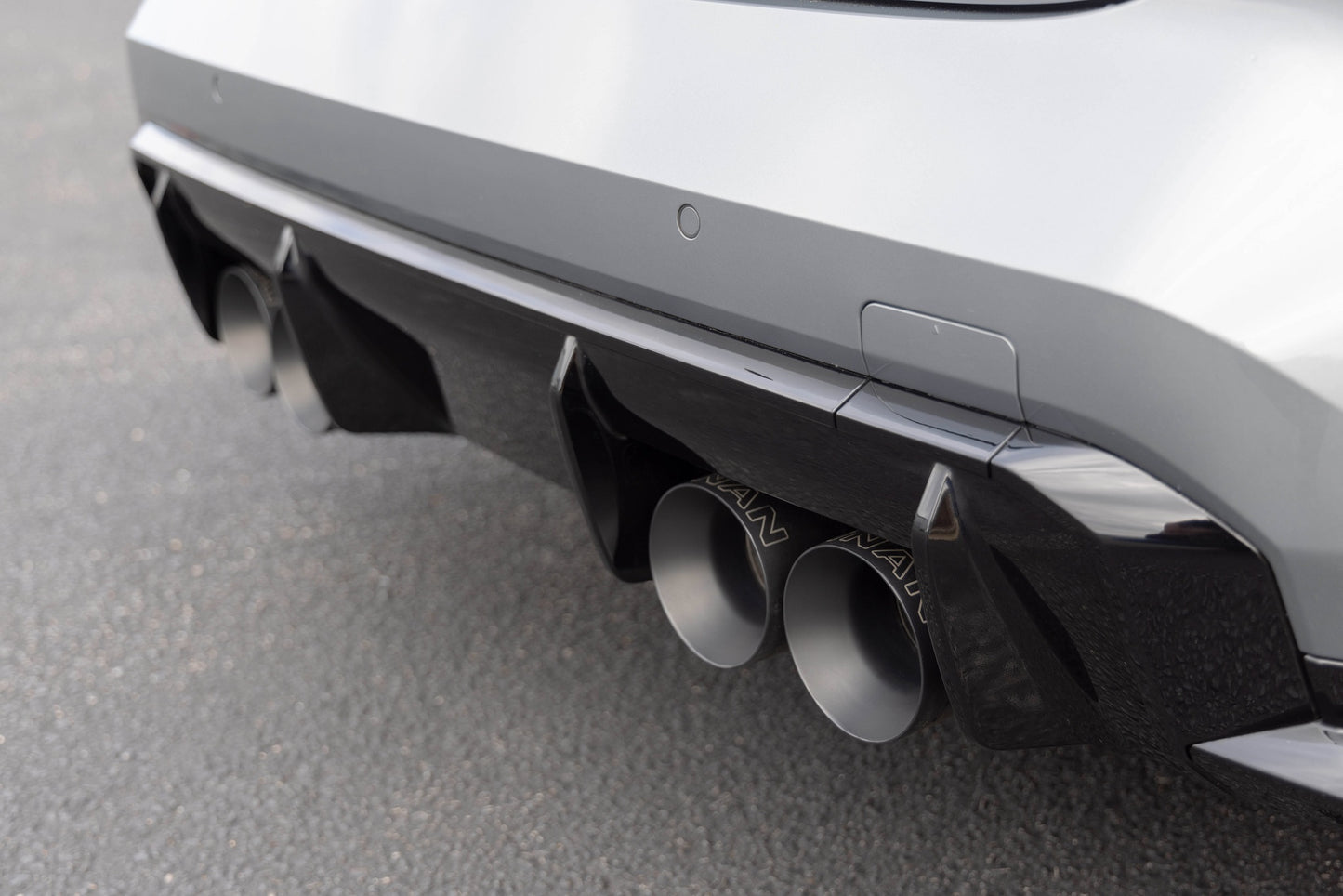 Dinan アクスルバックエキゾースト - 2021-2026 BMW M3/M4 (Black)